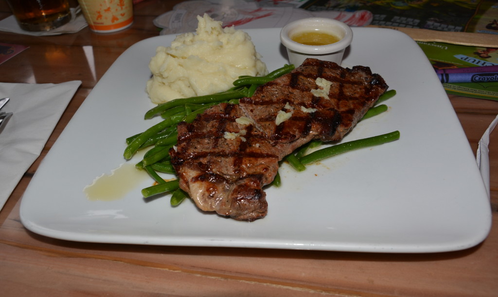 A Rose & Crown Pub gluten free filet with crispy green beans and garlic mashed potatoes.